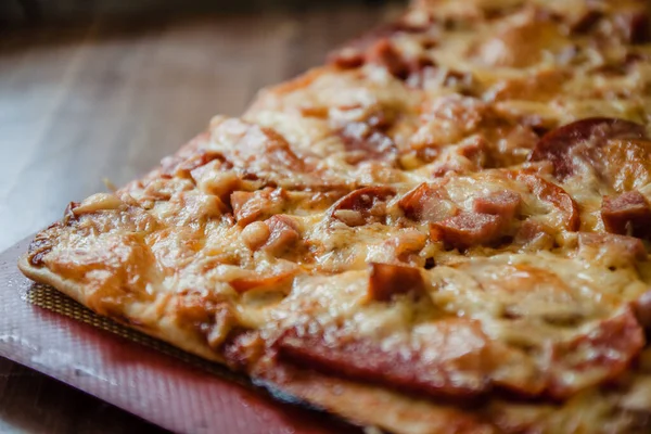 Hausgemachte Pizza in Nahaufnahme roh und fertig. Ansicht von oben, Kopierraum — Stockfoto