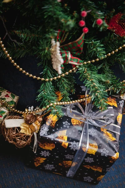 Een verscheidenheid aan verpakte cadeaus onder een feestelijk versierde kerstboom. Levensstijl — Stockfoto