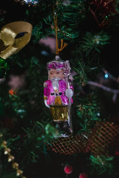 Brinquedos de Natal na forma de um quebra-nozes antigo cerâmico em uma árvore de Natal decorada. Close-up . — Fotografia de Stock