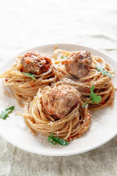 Espaguete italiano original com almôndegas em molho de tomate — Fotografia de Stock