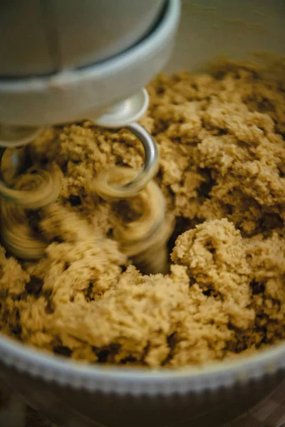Donker gember koekjesdeeg mengt in de mixer, close-up — Stockfoto