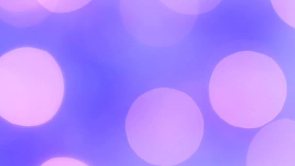 Festliche lila-rosa Lichter in Bokeh verschwimmen. Fixiert. Konzept, Weihnachts- und Neujahrsfeier. — Stockvideo