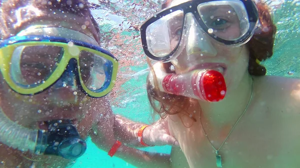 Gelukkig jong stel nemen selfie onderwater gemaskerd en snorkelen, portret — Stockfoto