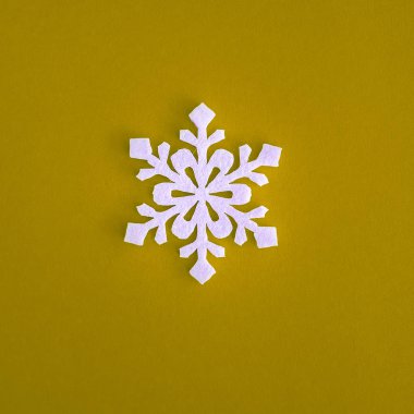 Noel kompozisyonu, beyaz kar taneleri süslemesi sarı arka planda metin için fotokopi alanı. Düz yatıyordu. Kış, kartpostal şablonu