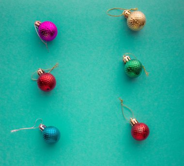 Noel kompozisyonu, yeşil-mavi-akuamarin arkaplan üzerine en iyi renkli Noel süslemeleri ve metin için fotokopi alanı. Düz yatıyordu. Kış, kartpostal şablonu