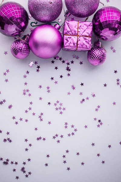 Composição de feriados de Natal, vista superior rosa-roxo-violeta Decorações de Natal em fundo branco-azul com espaço de cópia para texto. Deitado. Inverno, modelo de cartão postal — Fotografia de Stock