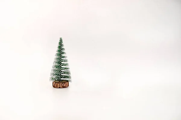 Miniatuur kerstboom geïsoleerd op witte achtergrond. — Stockfoto