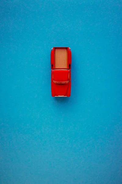 Recogida del coche rojo retro sobre un fondo azul-verde-aguamarina. Vista superior con espacio de copia. Puesta plana — Foto de Stock