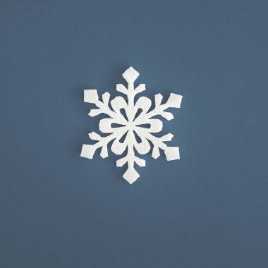 Noel tatilleri kompozisyonu, beyaz kar taneleri süslemesi mavi-gri arka plan ve metin için fotokopi alanı. Düz yatıyordu. Kış, kartpostal şablonu