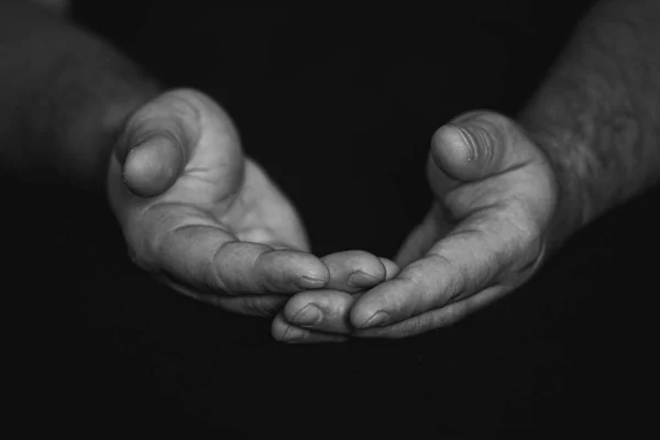 Nízký klíč, zblízka ruce věrného dospělého muže, modlícího se, ruce složené, propletené prsty v uctívání Boha. Izolované černé pozadí. Koncept — Stock fotografie