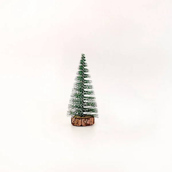 Miniatuur kerstboom geïsoleerd op witte achtergrond. — Stockfoto