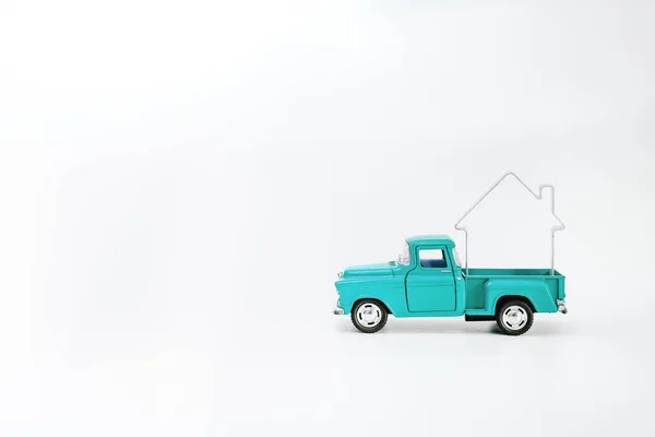 Miniatura niebieski-zielony-aquamarine retro pickup samochód szczęśliwy dom odizolowany na białym tle — Zdjęcie stockowe
