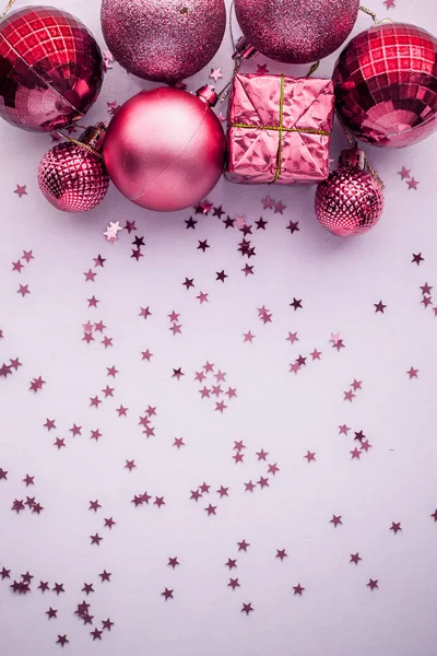 Composição de feriados de Natal, vista superior decorações de Natal vermelho no fundo branco-azul com espaço de cópia para texto. Deitado. Inverno, modelo de cartão postal — Fotografia de Stock