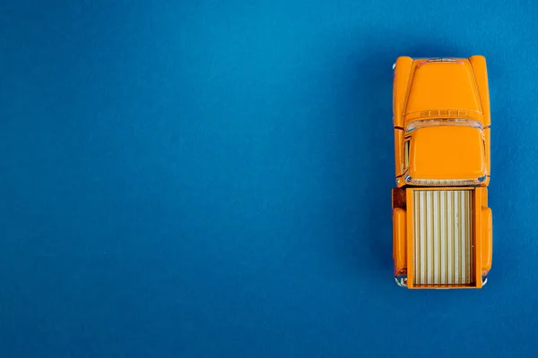 Yellow Retro car pickup on a blue-purple background. Top view with copy space. Flat lay — Stock Photo, Image