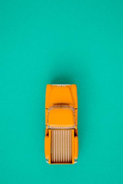 Yeşil arka planda sarı retro araba. Kopyalama alanı olan üst görünüm. Düz yatıyordu