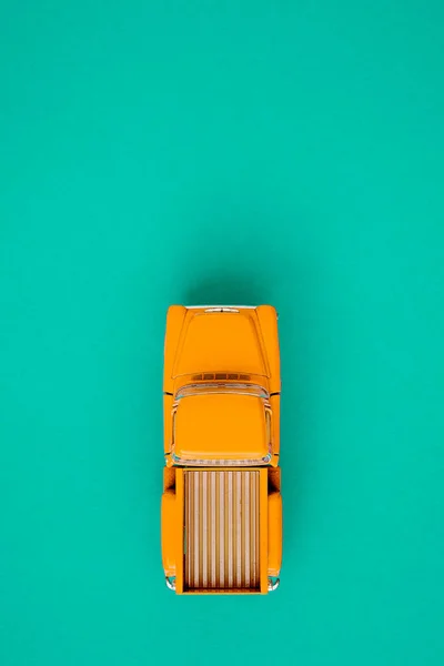Recogida de coche retro amarillo sobre un fondo verde. Vista superior con espacio de copia. Puesta plana — Foto de Stock