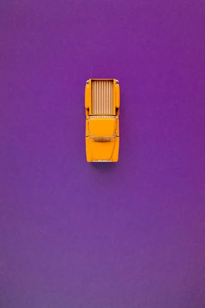 Κίτρινο Retro αυτοκίνητο pickup σε μπλε-μωβ φόντο. Κάτοψη με χώρο αντιγραφής. Επίπεδη — Φωτογραφία Αρχείου