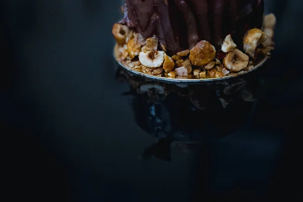 Pastel de chocolate de lujo decorado con una decoración dorada de palomitas de maíz caramelizadas sobre un fondo oscuro. Acostado. Primer plano. Copiar espacio . — Foto de Stock