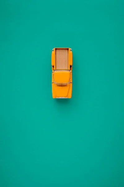 Gele retro auto pick-up op een groene achtergrond. Bovenaanzicht met kopieerruimte. Vlakke plaat — Stockfoto