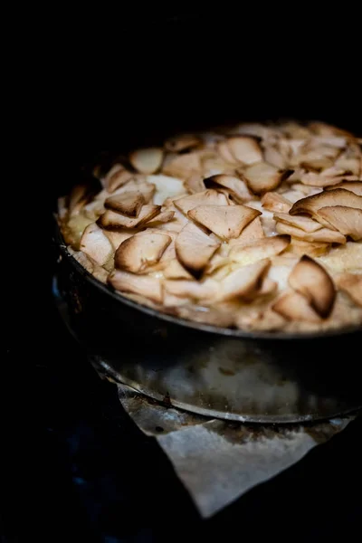 Casa cottura della mela Tsvetaevsky torta aperta aspic nel forno, primo piano. Concetto di cottura. Cena di famiglia. Sfondo scuro — Foto Stock