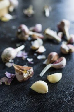 Şapel başları ve karanfiller karanlık bir arka planda. Düz yatıyordu. Boşluğu kopyala