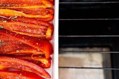 Beyaz seramik bir fırında pişmiş kırmızı dolmalık biber. Düz yatıyordu. Boşluğu kopyala