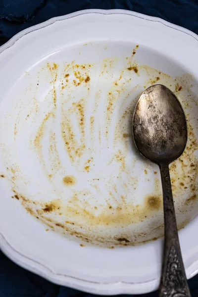 더러운 접시, 숟가락, 식탁에 놓인 포크 — 스톡 사진
