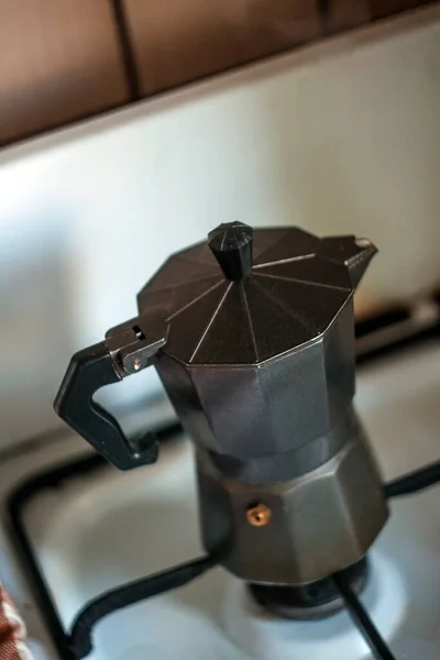 Uma máquina de café de gêiser de alumínio à moda antiga está em pé no fogão . — Fotografia de Stock