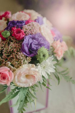 Şenlikli bir vaha buketi çeşitli bahar çiçekleri güzel güneş ışığı altında. Yakın plan. Uzayı kopyala Bulanık, seçici odaklanma.