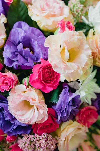 Buquê de fundo de diversas flores vibrantes de primavera em bela luz solar. Close-up. Espaço de cópia . — Fotografia de Stock