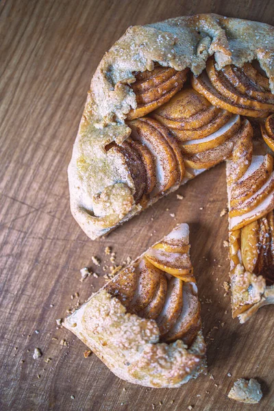 La galette de manzana - la torta sobre el pergamino blanco para hornear. Copiar espacio, plano laico — Foto de Stock