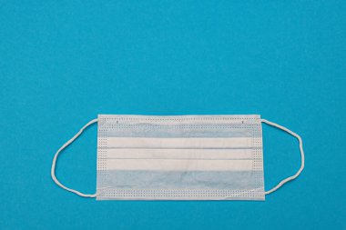 Mavi arka planda tıbbi tek kullanımlık yüz maskeleri. Coronavirus covid 19. Dünya pandemik koronavirüsü. Salgını durdurun. Sağlık ve gribin önlenmesi ve bulaşıcı bir salgın. Karantinaya alın. Yeni