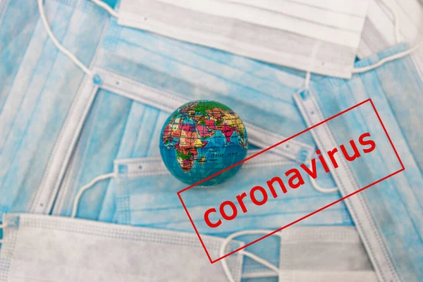 Dunia bumi dan masker untuk memerangi virus corona dengan teks merah PANDEMIC CORONOVIRUS COVID 19 nCoV 19. Konsep untuk pencegahan dari virus corona. Konsep perubahan iklim — Stok Foto