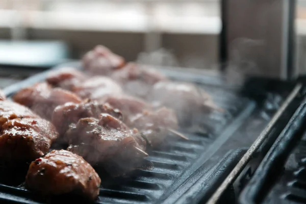 돼지고기와 쇠고기를 날 것으로 만든 고기 로 스키 우 를 신은 사람들은 가정에서 전기 그릴로 닭고기를 요리하였다. 위에서 본 모습. 선택적 집중입니다. 블루 — 스톡 사진