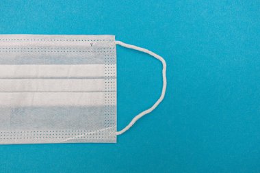 Mavi arka planda tıbbi tek kullanımlık yüz maskeleri. Coronavirus covid 19. Dünya pandemik koronavirüsü. Salgını durdurun. Sağlık ve gribin önlenmesi ve bulaşıcı bir salgın. Karantinaya alın. Yeni