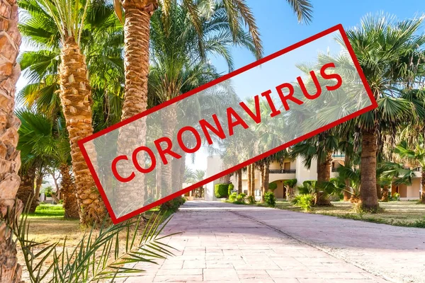 Crisis en la industria turística debido a brotes de coronavirus. Dejó de viajar, texto de sello rojo. Texto cancelado en una playa tropical con palmeras. Cancelación de un crucero debido al Covid-19 —  Fotos de Stock