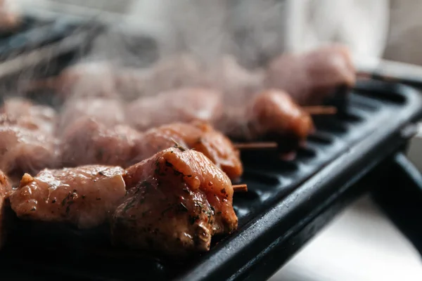 Skewers on skewers from raw meat of pork and beef, chicken cooked on a home electric grill. Top view. Selective focus. Blur — Stock Photo, Image