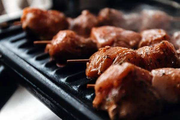 豚肉と牛肉の生肉、家庭の電気グリルで調理された鶏の串焼き。最上階だ。選択的フォーカス。ぼかし — ストック写真