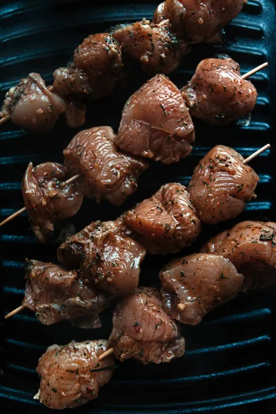 豚肉と牛肉の生肉、家庭の電気グリルで調理された鶏の串焼き。最上階だ。選択的フォーカス。ぼかし — ストック写真