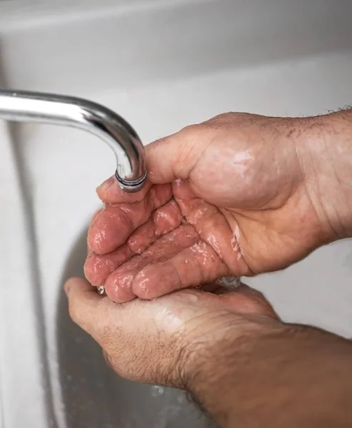Mens hands are showing ways to wash their hands with a cleaning gel to prevent infectious diseases and prevent the virus. — Stock Photo, Image