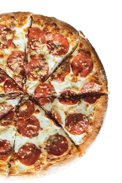 Pizza pepperoni coupé en morceaux isolés sur un fond blanc — Photo