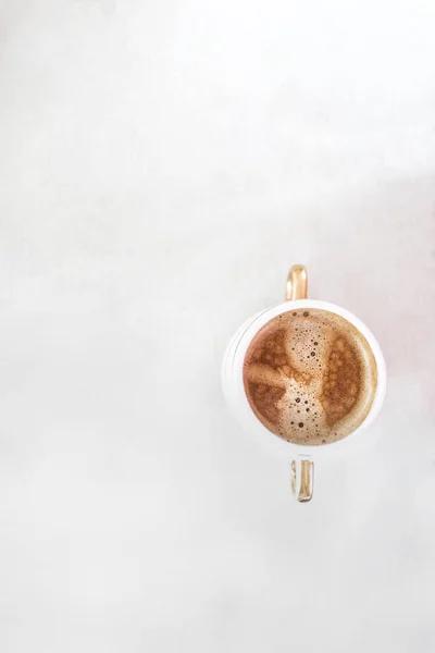 Taza con café capuchino sobre un fondo de tela retro blanco claro y descuidado. Copiar espacio. Asiento plano, vista superior. Minimalismo — Foto de Stock