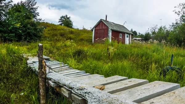 Hut och bron vid sjön — Stockfoto