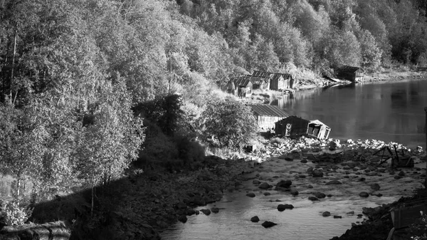 Baraj üzerinde harap ahır