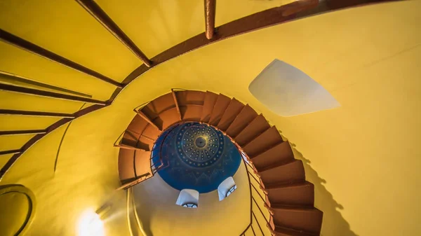 Vista al alza de una escalera de caracol — Foto de Stock