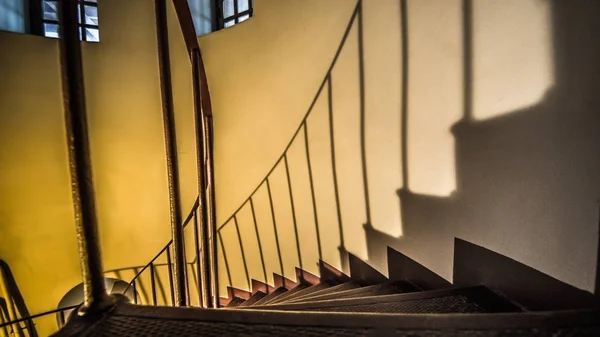 Vista al alza de una escalera de caracol — Foto de Stock