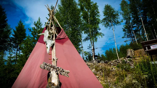 Esqueleto e wigwam na Carélia — Fotografia de Stock