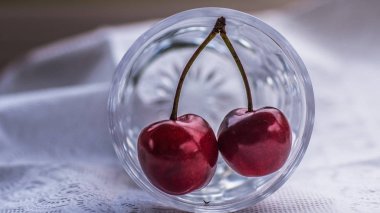 Masanın üzerine tatlı kiraz