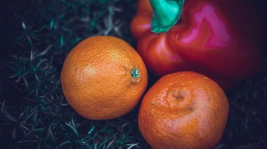 Yeşil çimenlerin üzerinde meyve