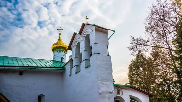 Manastır ve haç ve Pskov